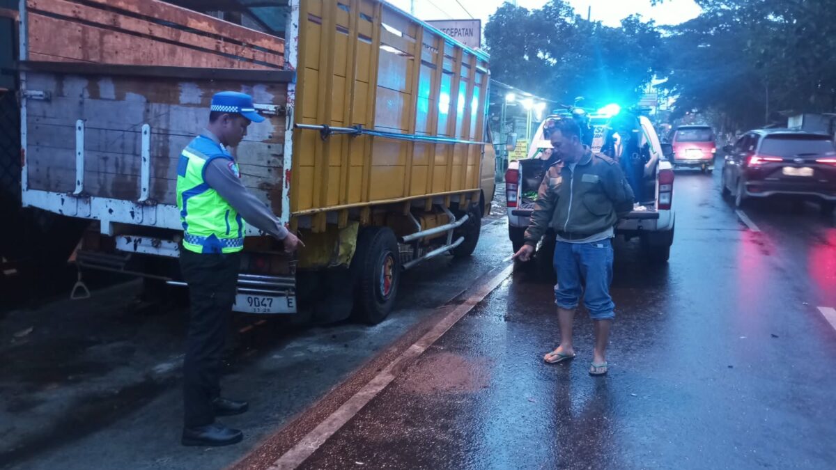 Menabrak Truk Parkir, Seorang Pengendara Motor Tewas