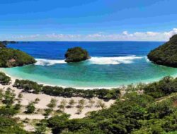 5 Pantai di Jawa Timur dengan View Terbaik, dari Laguna Eksotis hingga Tebing Karang