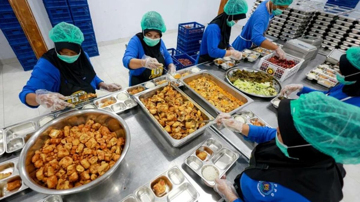 Ilustrasi SPPG menyiapkan makanan program Makan Bergizi Gratis