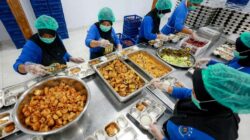 Ilustrasi SPPG menyiapkan makanan program Makan Bergizi Gratis