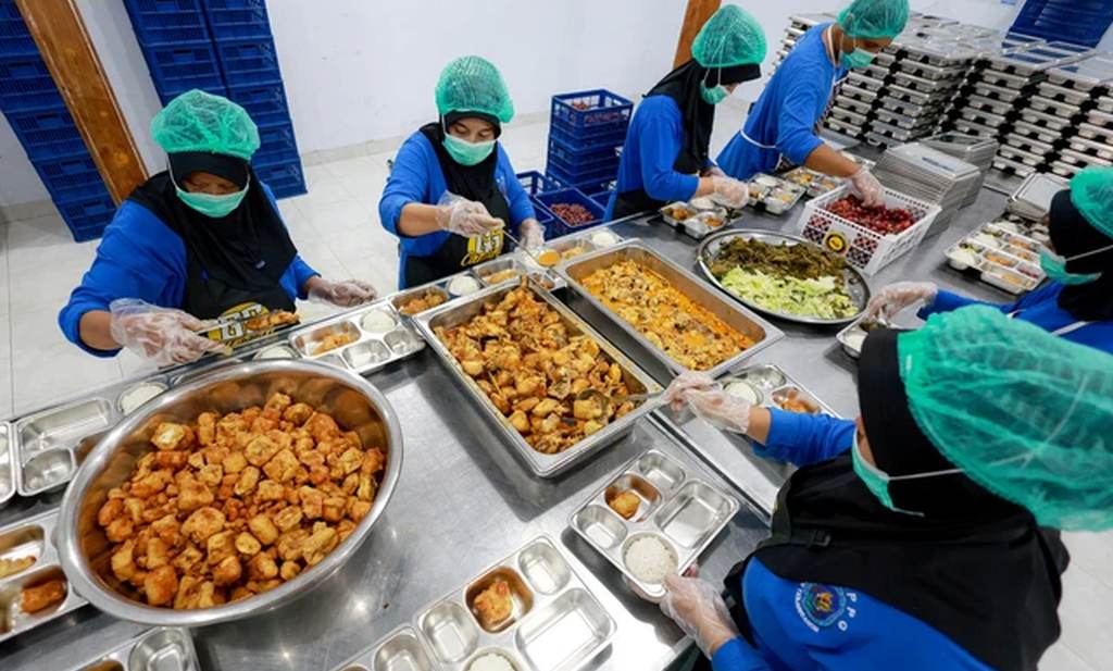 Ilustrasi SPPG menyiapkan makanan program Makan Bergizi Gratis