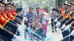 Irjen Pol Dekananto Eko Purwono saat prosesi penyambutan Kapolda Jawa Timur di Mapolda Jatim.