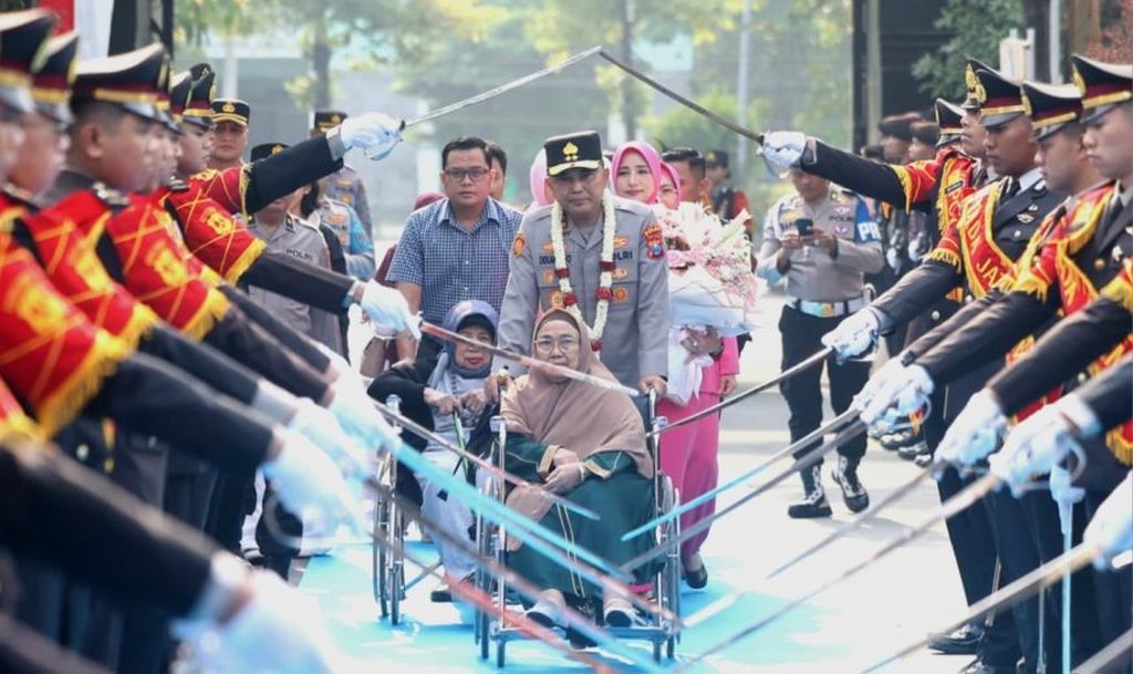 Irjen Pol Dekananto Eko Purwono saat prosesi penyambutan Kapolda Jawa Timur di Mapolda Jatim.