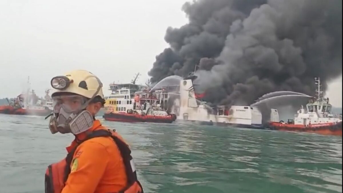 Judul: KMP Batumandi Terbakar di Perairan Merak, Petugas Evakuasi Penumpang
