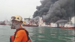 KMP Batumandi terbakar dengan asap hitam mengepul di perairan sekitar Pelabuhan Merak, Cilegon, Banten.