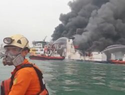 KMP Batumandi Terbakar di Perairan Merak, Petugas Evakuasi Penumpang