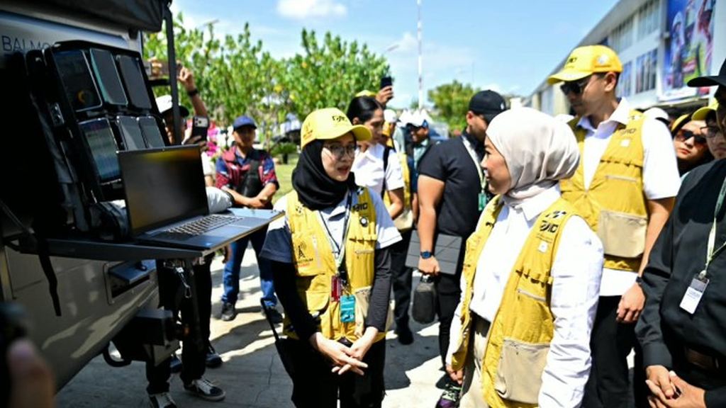 Meutya Hafid meninjau kesiapan frekuensi radio dan jaringan telekomunikasi untuk MotoGP Mandalika 2026.