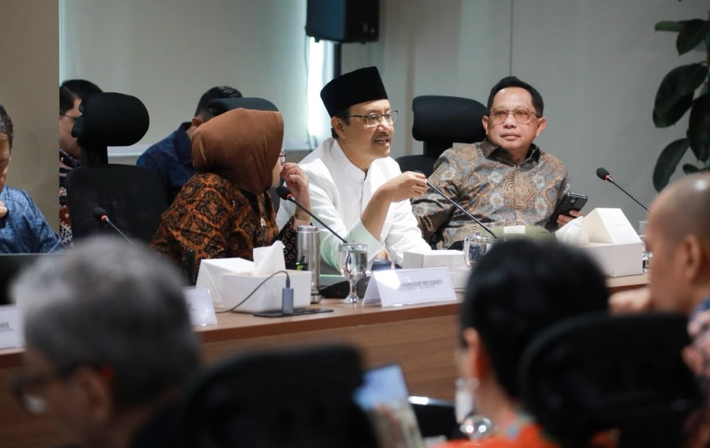 Gus Ipul membahas digitalisasi bansos melalui portal perlindungan sosial Perlinsos dalam rapat koordinasi di Jakarta.