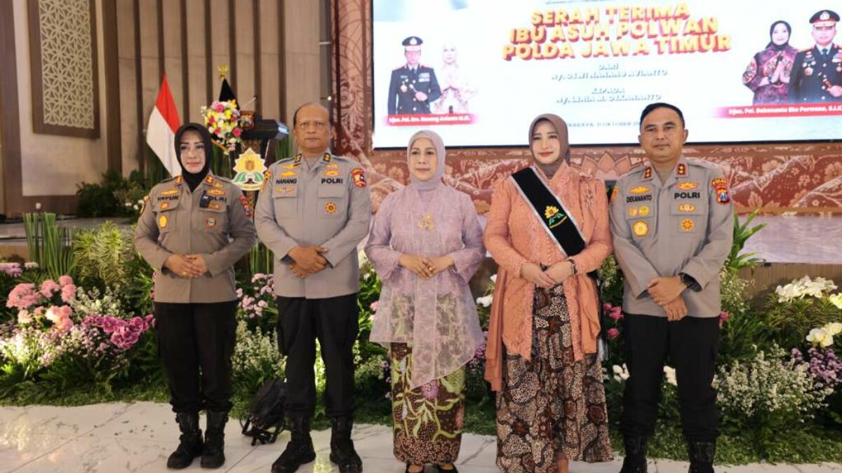 Ny. Lenia M. Dekananto dalam acara serah terima tugas Ibu Asuh Polwan Polda Jawa Timur.