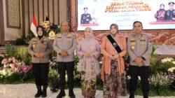 Ny. Lenia M. Dekananto dalam acara serah terima tugas Ibu Asuh Polwan Polda Jawa Timur.