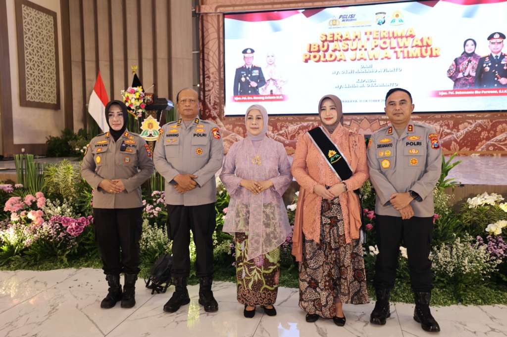 Ny. Lenia M. Dekananto dalam acara serah terima tugas Ibu Asuh Polwan Polda Jawa Timur.