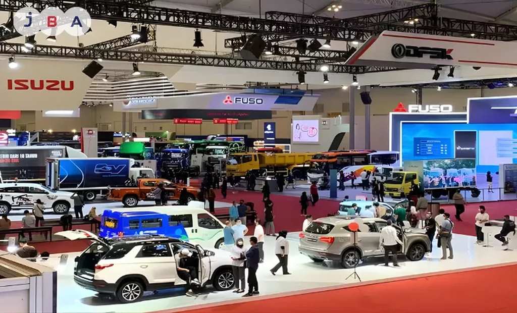 Pameran mobil di pusat perbelanjaan Malang untuk calon pembeli yang mencari kendaraan baru menjelang libur akhir tahun.