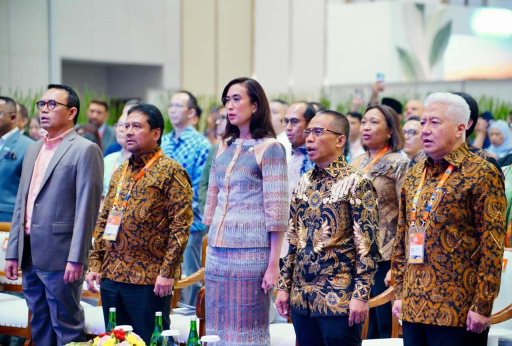 Aktivitas wisatawan di destinasi wisata Indonesia di tengah pertumbuhan investasi sektor pariwisata.