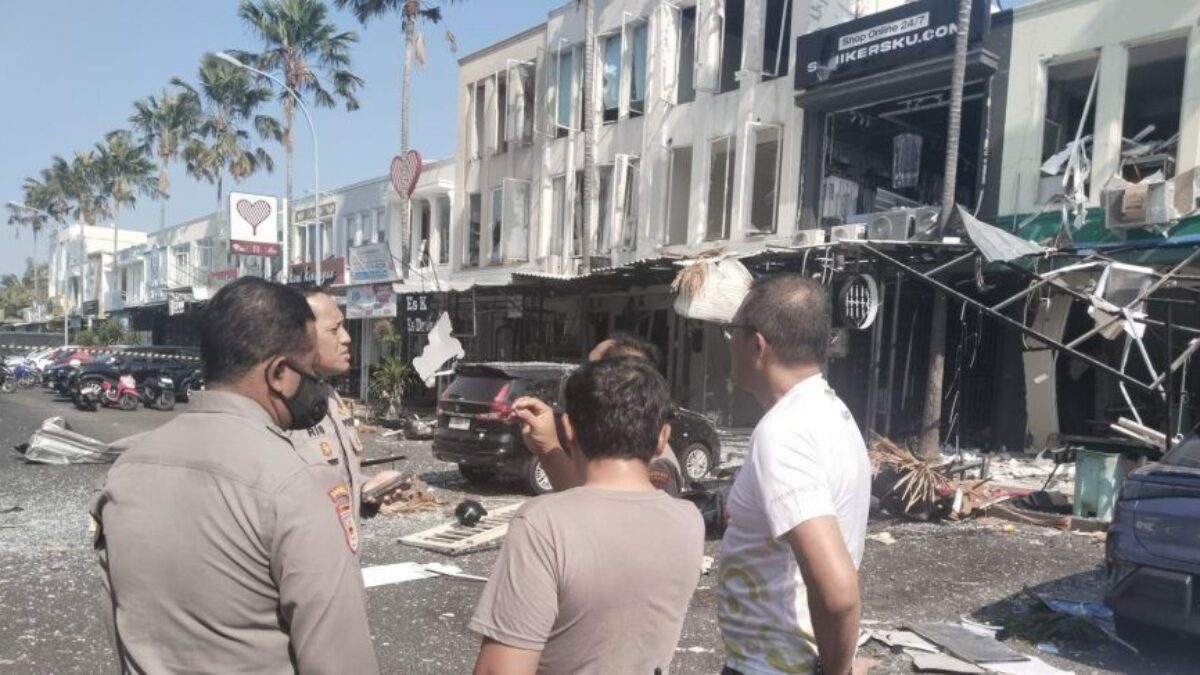 Petugas melakukan olah TKP ledakan ruko di Pakuwon City Surabaya