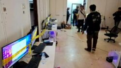 Lokasi dugaan markas judi online di kompleks KPAD Cijantung dengan sejumlah komputer yang diamankan untuk pemeriksaan.