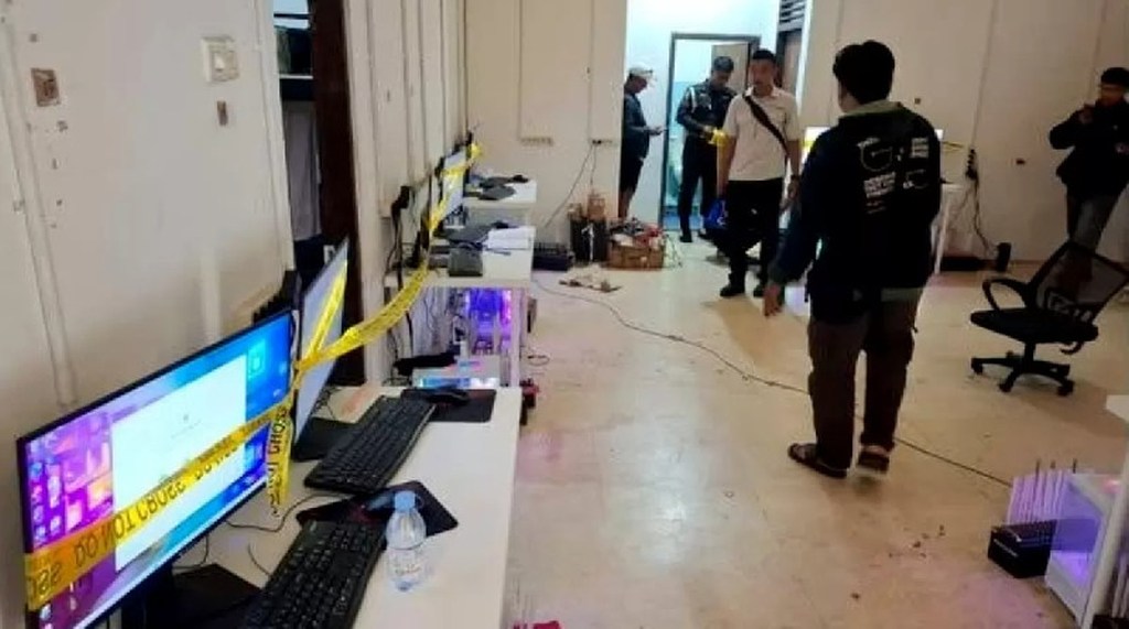 Lokasi dugaan markas judi online di kompleks KPAD Cijantung dengan sejumlah komputer yang diamankan untuk pemeriksaan.