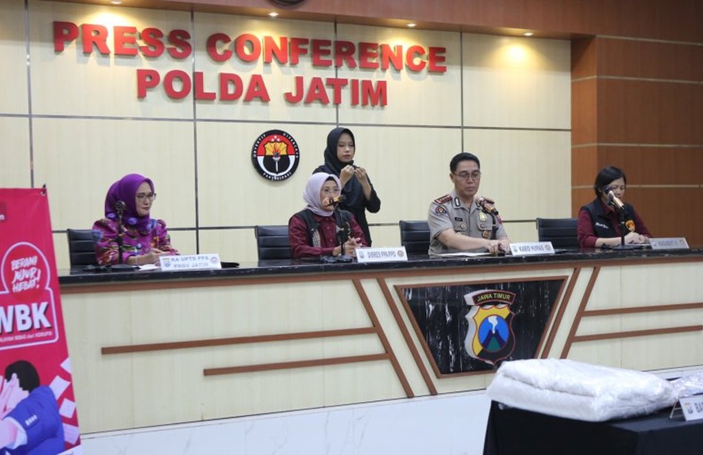 Konferensi pers Polda Jatim terkait pengungkapan dugaan TPPO bermodus prostitusi daring.