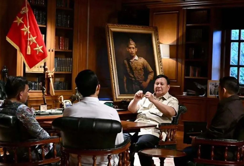 Presiden Prabowo Subianto bersama Kepala dan Wakil Kepala BAKOM