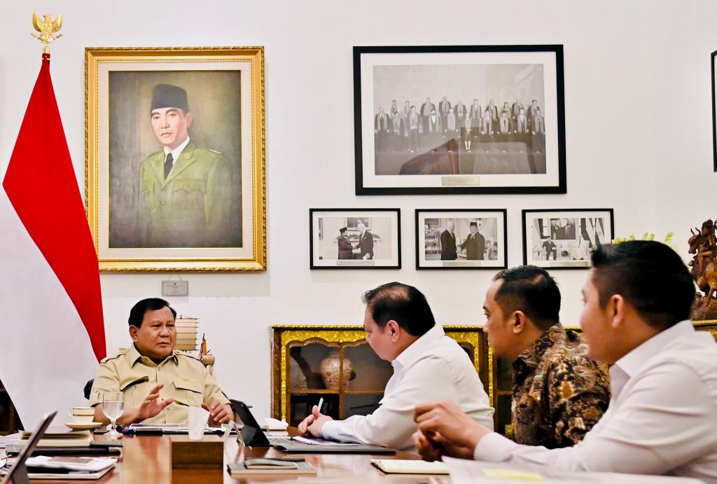 Presiden Prabowo Subianto dan jajaran pemerintah membahas kebijakan ekonomi.