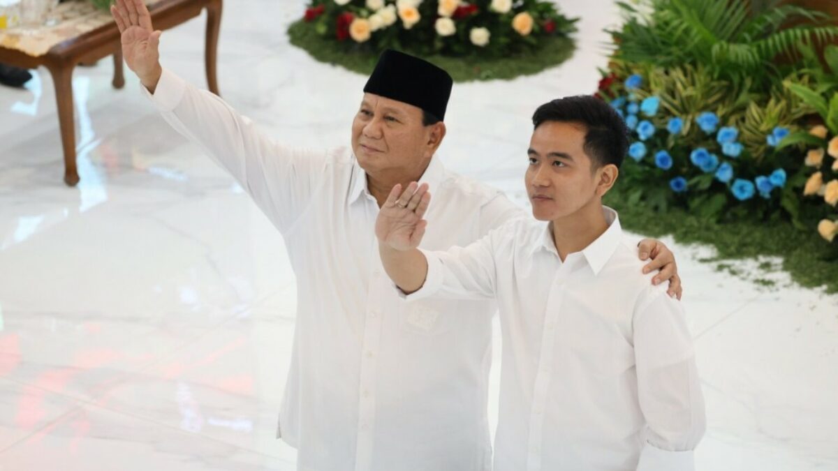 Presiden Prabowo Subianto dan Wakil Presiden Gibran Rakabuming Raka dalam konteks evaluasi dua tahun pemerintahan dan perkembangan indikator sosial ekonomi Indonesia.