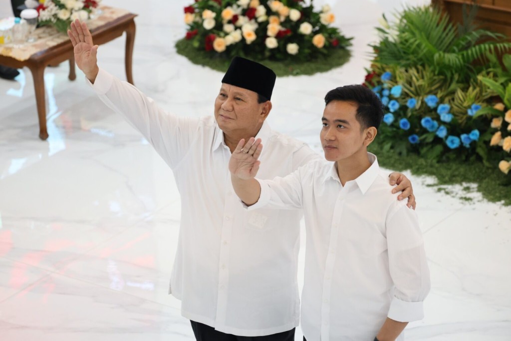 Presiden Prabowo Subianto dan Wakil Presiden Gibran Rakabuming Raka dalam konteks evaluasi dua tahun pemerintahan dan perkembangan indikator sosial ekonomi Indonesia.