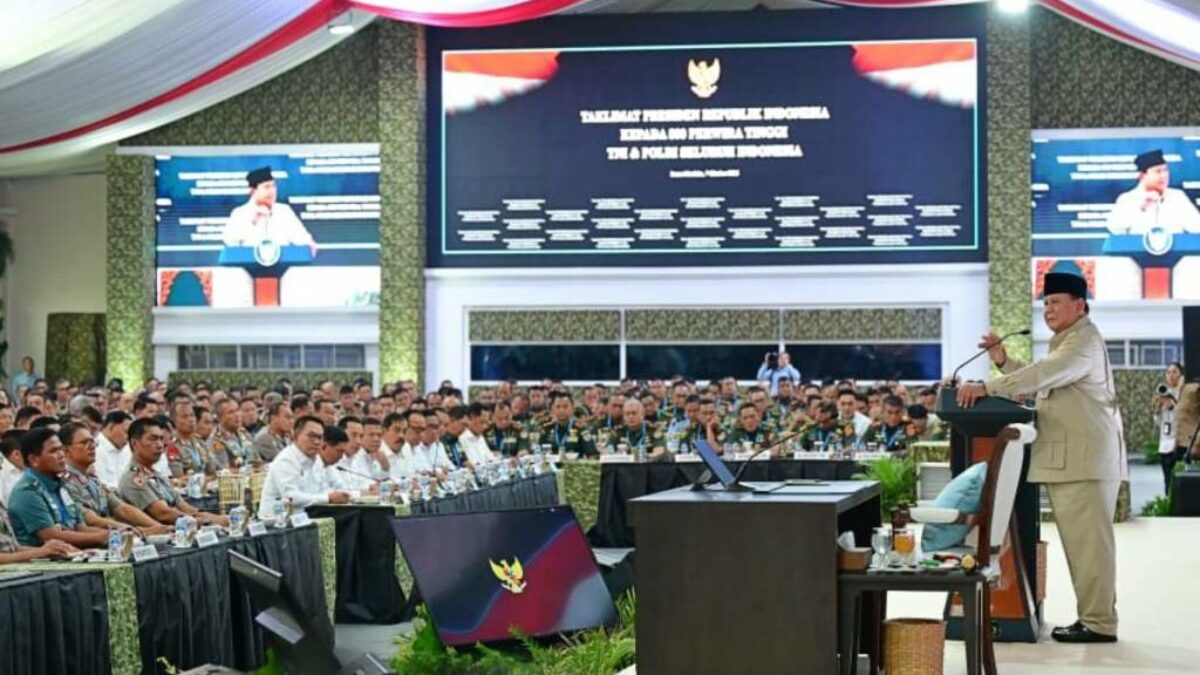 Presiden Prabowo memberikan taklimat kepada perwira tinggi TNI dan Polri di Istana Jakarta