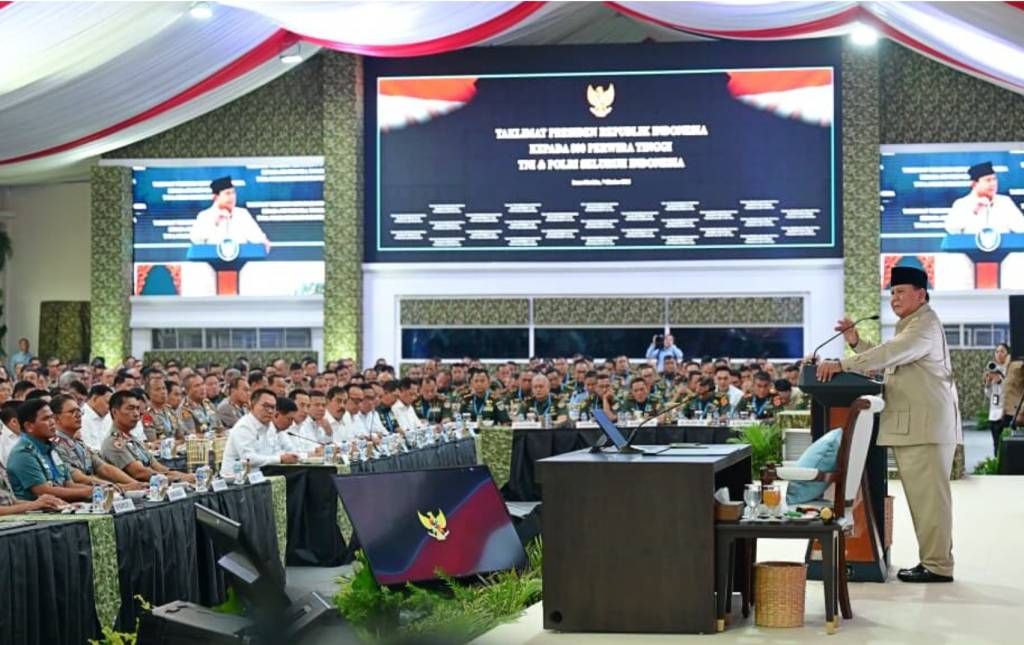 Presiden Prabowo memberikan taklimat kepada perwira tinggi TNI dan Polri di Istana Jakarta
