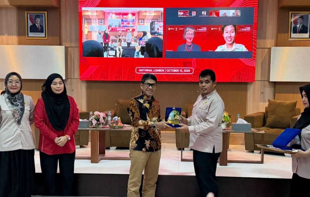 Anang Sujoko memaparkan perspektif Asiasentris dalam konferensi ilmu komunikasi di Universitas Mataram.