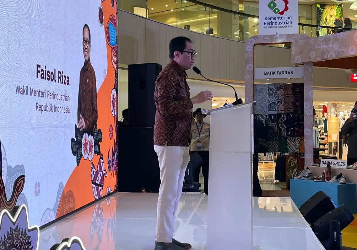 Pameran batik dalam rangka Hari Batik Nasional 2026 di Surabaya