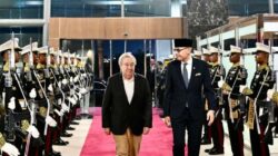 Sekjen PBB António Guterres disambut Menlu Arrmanatha Nasir dan pasukan jajar kehormatan di Bandara Soekarno-Hatta.