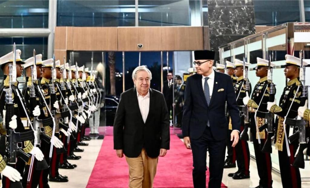 Sekjen PBB António Guterres disambut Menlu Arrmanatha Nasir dan pasukan jajar kehormatan di Bandara Soekarno-Hatta.