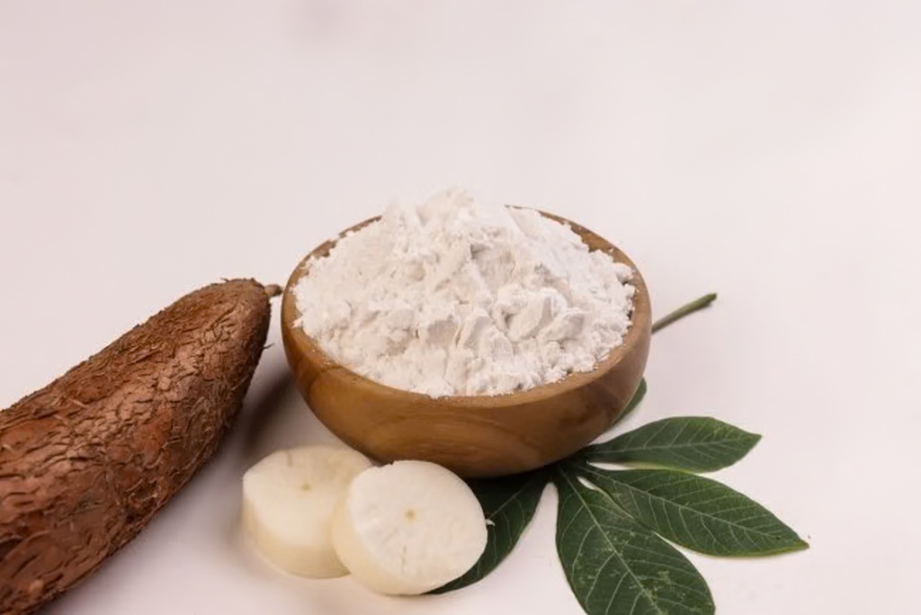 Singkong sebagai bahan baku produksi tepung tapioka untuk pasar domestik dan ekspor.