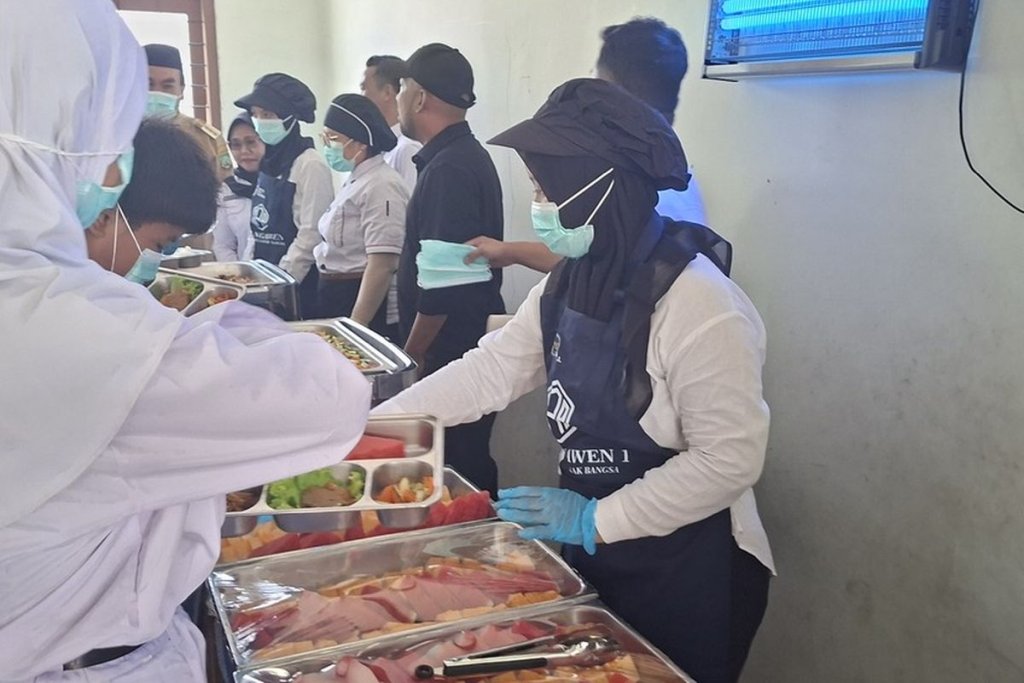 Uji coba penyajian MBG secara prasmanan di ruang kelas