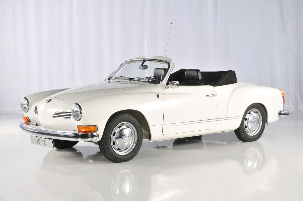 Volkswagen Karmann Ghia klasik dengan bodi coupe membulat, aksen krom, dan desain khas era 1950-an.
