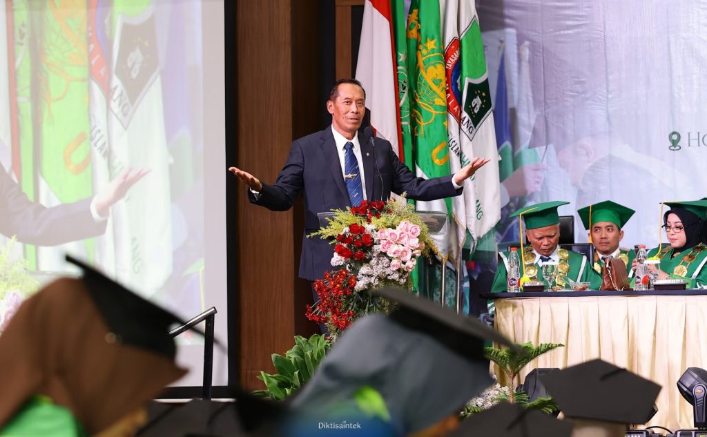 Wamendiktisaintek Fauzan mendorong perguruan tinggi memperkuat kontribusi pendidikan dan penelitian bagi masyarakat.
