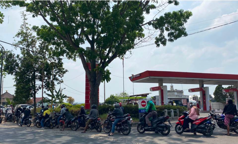 Pengisian BBM di SPBU Kabupaten Malang saat warga beralih ke Pertamax akibat stok Pertalite kosong.