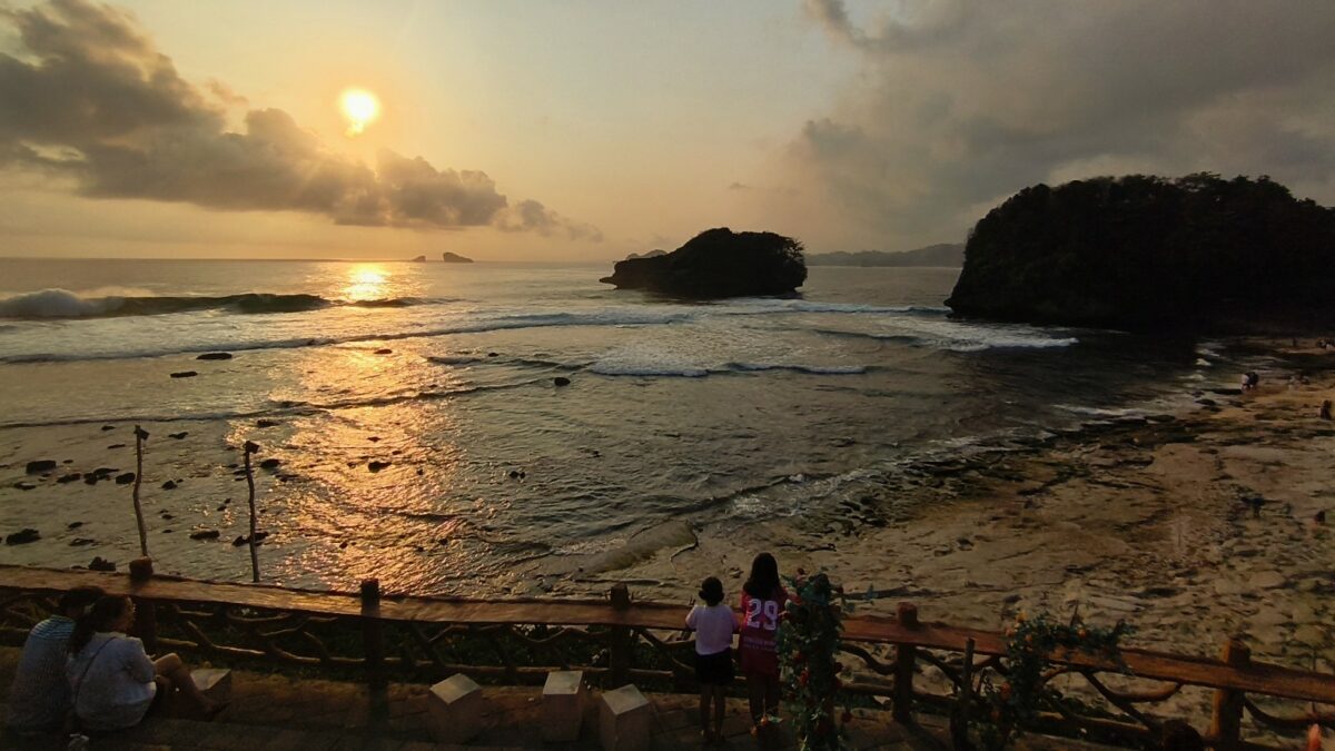 Pantai Tanjung Penyu Malang, Tempat Berburu Sunset hingga Camping di Tepi Laut