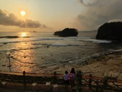 Pantai Tanjung Penyu Malang, Tempat Berburu Sunset hingga Camping di Tepi Laut
